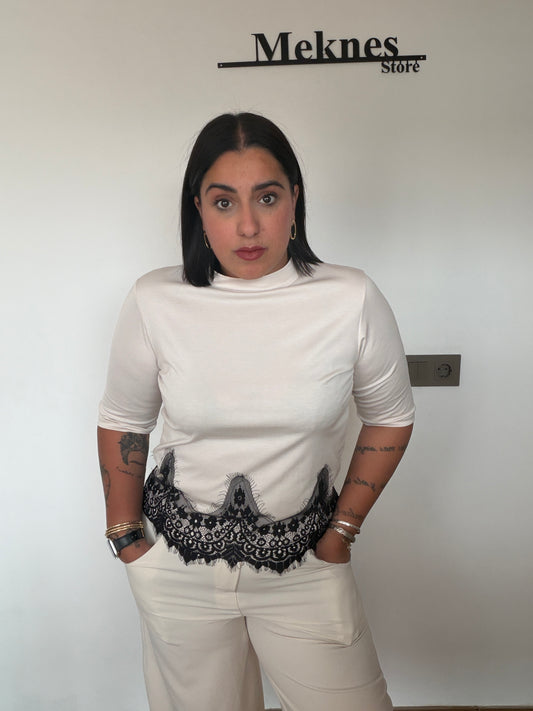 Camiseta Lace Chic - Cuello Perkins & Detalle de Encaje