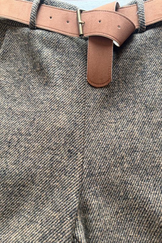 Vista lateral del pantalón estilo balloon jaspeado mostrando de cerca el tejido y su cinturón