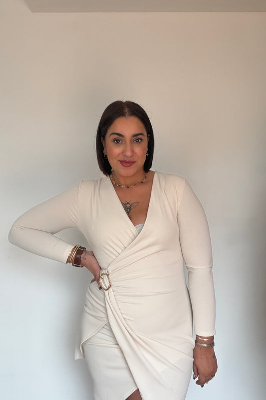 Detalle de escote en pico cruzado del vestido Aura resaltando el tejido elástico