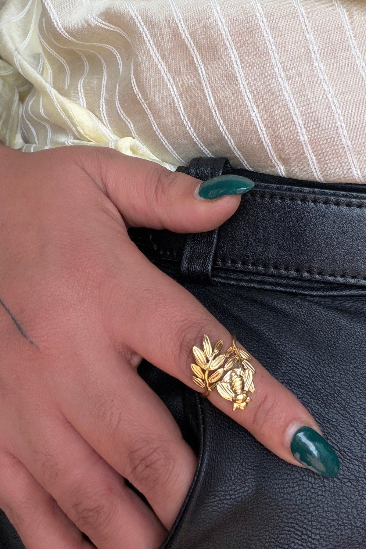 Anillo de avispa puesto en la mano look mujer joyería de acero dorada