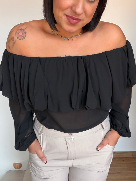 blusa-gasa-negro-hombros-descubiertos-volantes