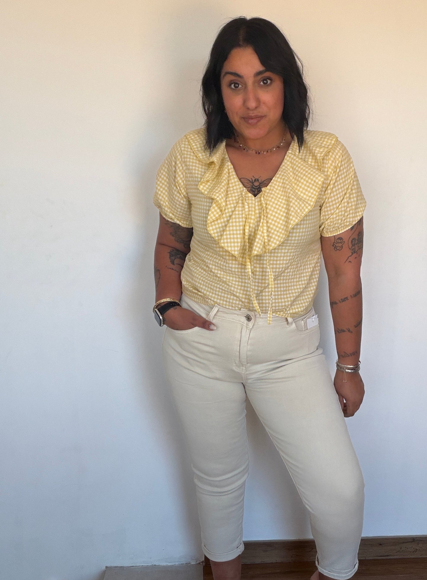 Blusa Honey vichy amarillo combinada con pantalón blanco — outfit verano Meknes
