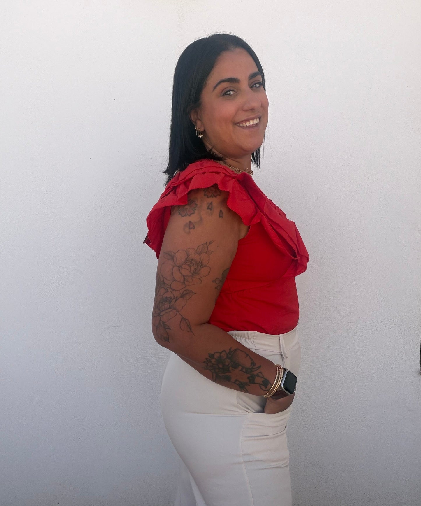 Vista lateral Blusa Volantes Escote V rojo cuerpo ajustado — Meknes Store