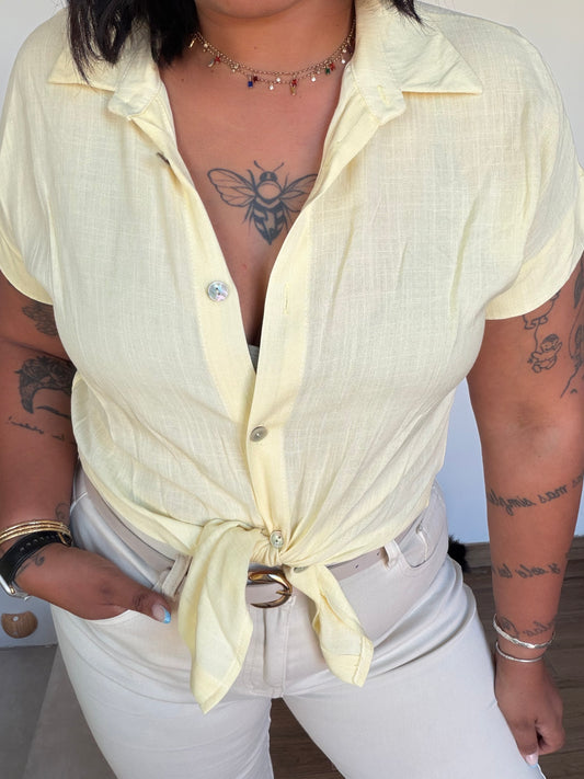 Camisa Spring Lino amarillo anudada con shorts blancos look verano — Meknes Store