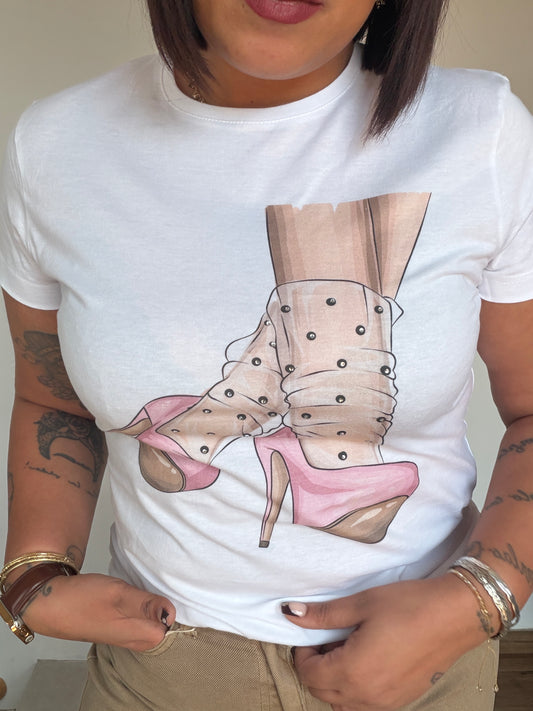 Vista frontal de la camiseta Chic mostrando el tallaje amplio y cómodo en color blanco Meknes