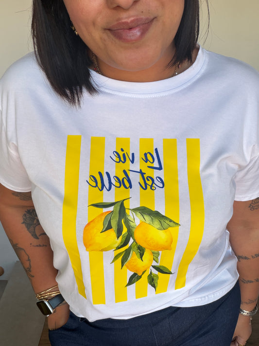Camiseta gráfica blanca con estampado de limones rayas amarillas y texto la vie est belle