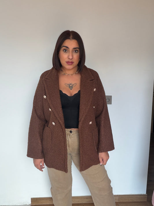 Vista frontal de la chaqueta Soft Tailor en color marrón mostrando el tallaje real para mujer