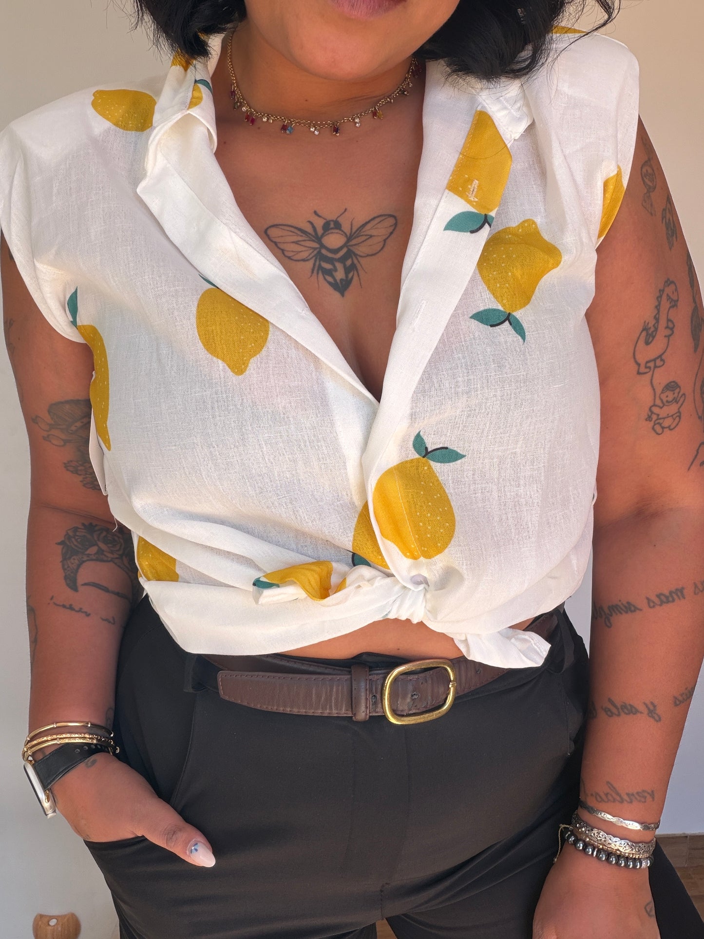 Detalle hombreras y estampado limones Conjunto Lemon Summer mujer — Meknes Store
