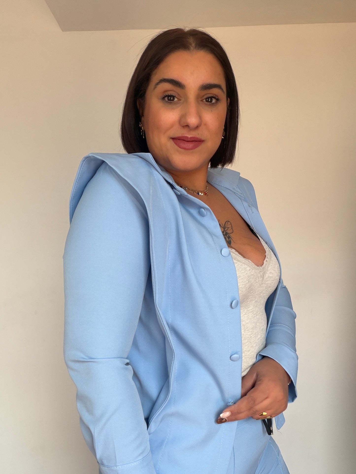 Perfil conjunto dos piezas azul cielo estilo urbano cómodo y versátil.