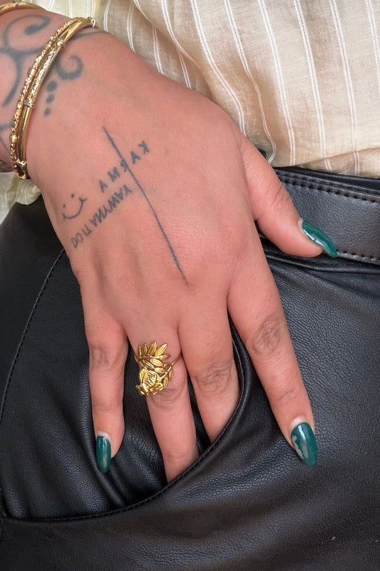 Primer plano de anillo ajustable con diseño de avispa joyería waterproof