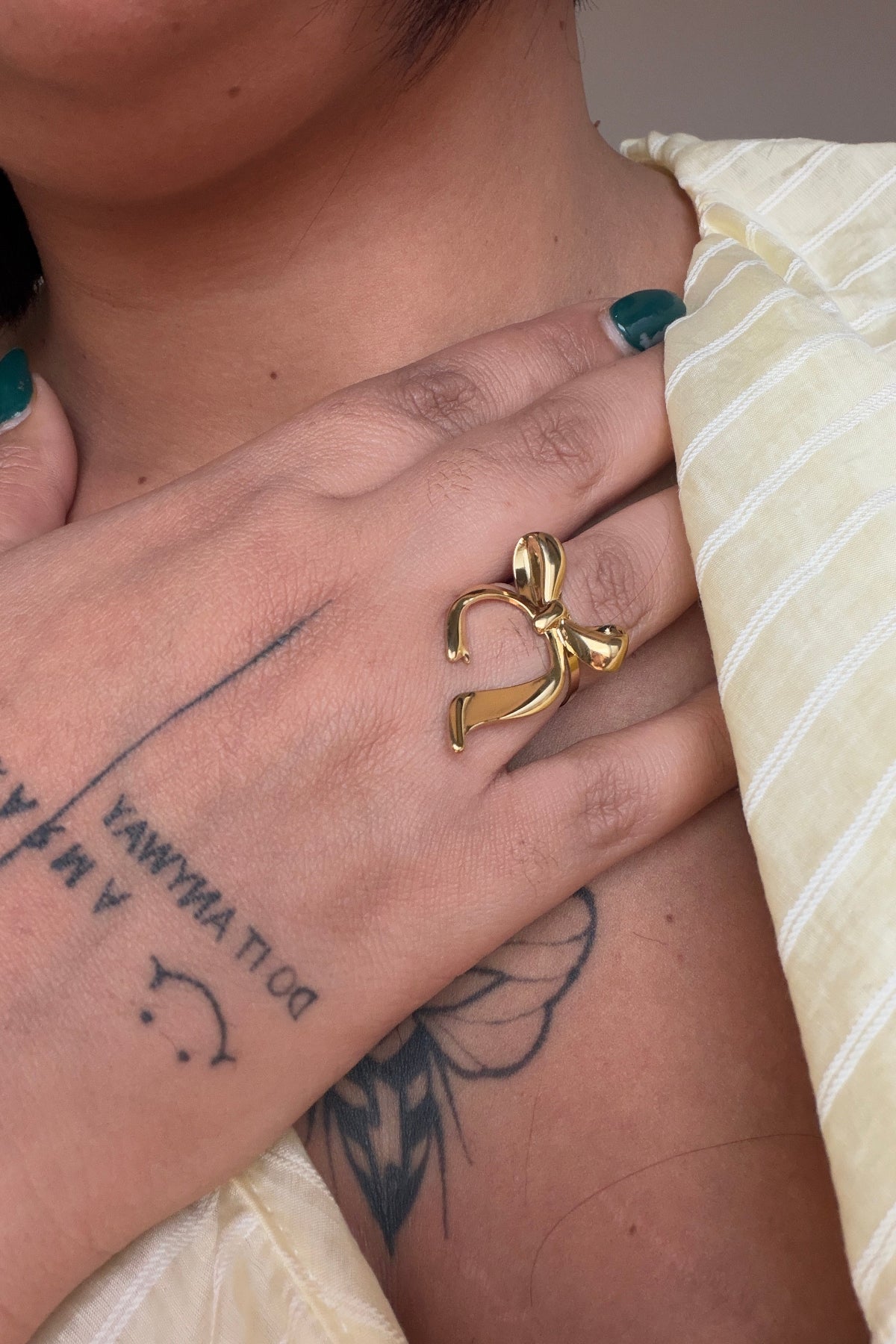 Primer plano de anillo estilo coquette ajustable joyería resistente al agua