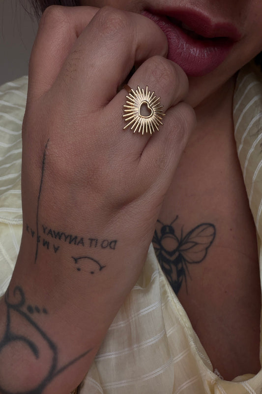 Primer plano de anillo de corazón ajustable joyería resistente al agua