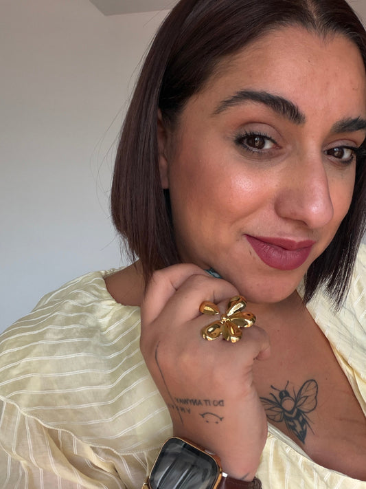 Primer plano de anillo con forma de margarita resistente al agua