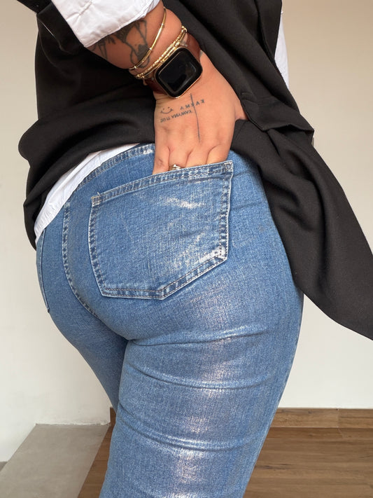 Detalle del acabado metalizado y bolsillo trasero de los tejanos Glow de Meknes