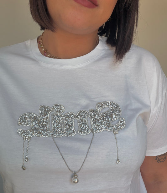 Primer plano del detalle de strass y apliques brillantes en la camiseta Smile blanca Meknes