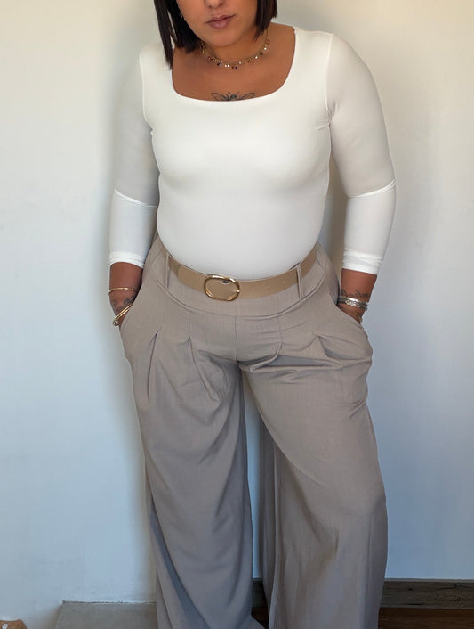 Detalle de las pinzas y tiro alto del pantalón palazzo Spring