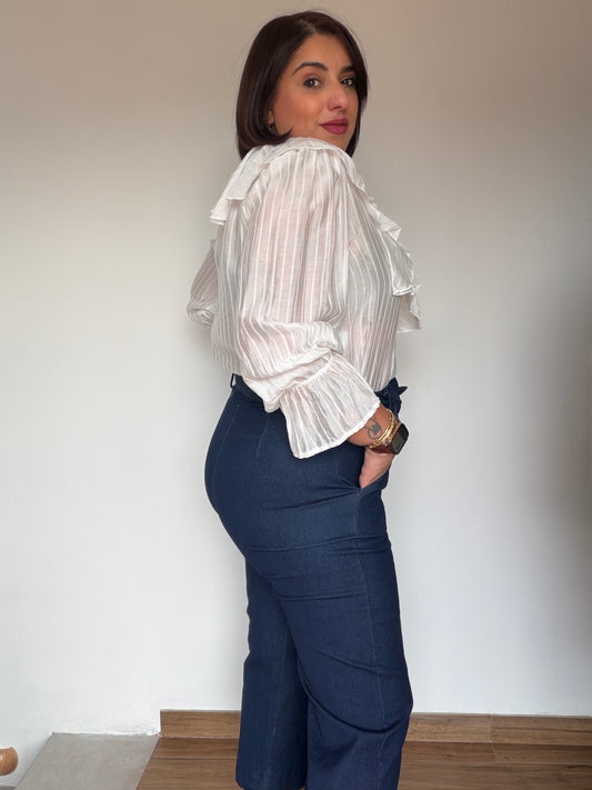 Primer plano del cinturón con lazada y el ajuste de cintura elástica del pantalón culotte.