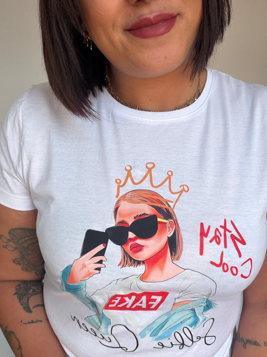 Primer plano del diseño gráfico moderno en la camiseta Queen de Meknes