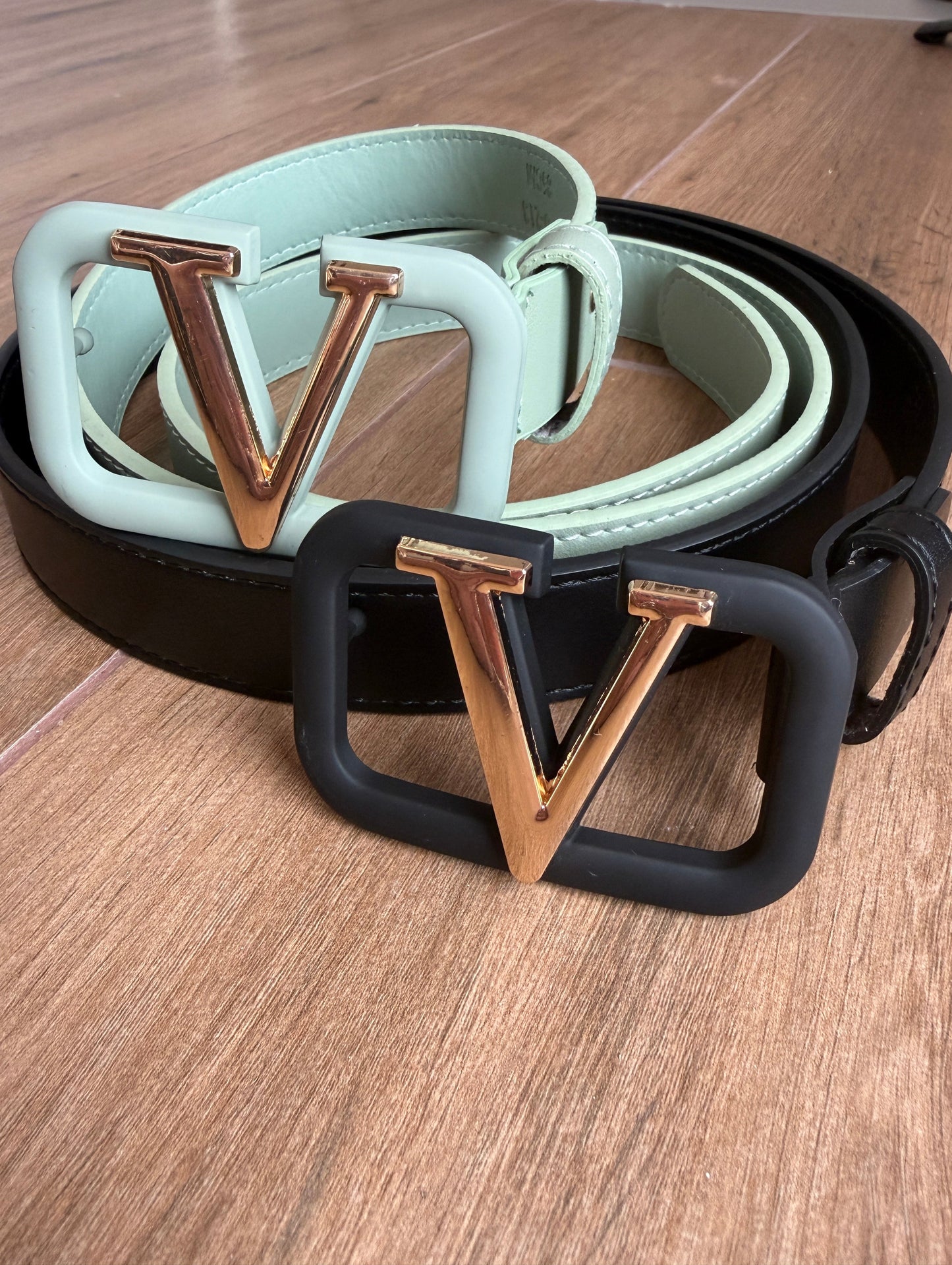 detalle-hebilla-v-gold-cinturon-moda-low-cost