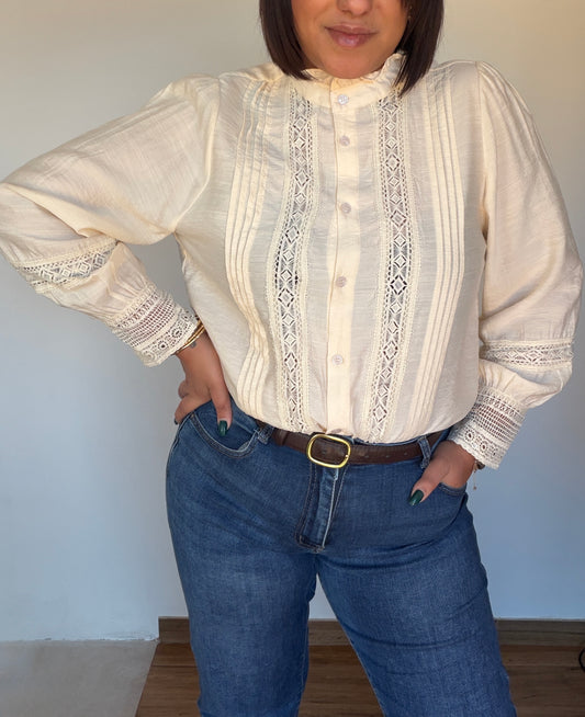 Primer plano del tejido troquelado y bordados finos de la blusa Romantic.