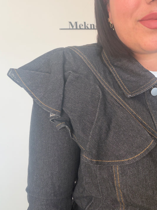 Primer plano del volante en el hombro y costuras en contraste de cazadora vaquera Spring