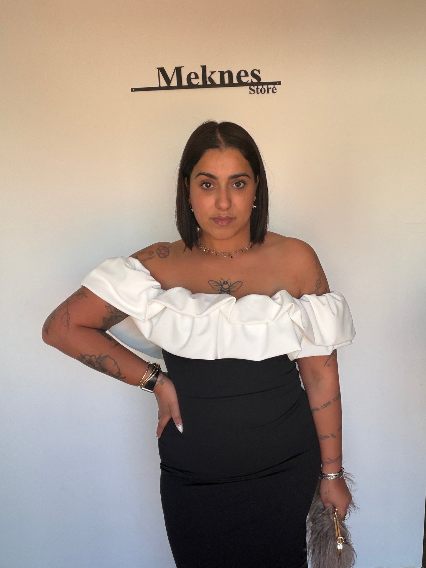 Vestido de invitada bicolor blanco y negro de corte midi con escote de hombros descubiertos