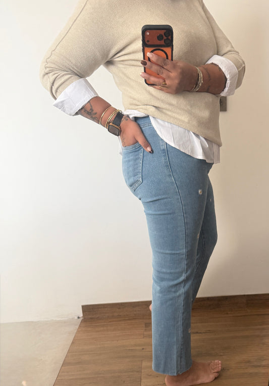 Jeans mujer corte flare ajustados tiro alto perfil favorecedor.