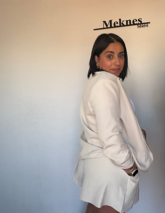 Vista lateral de bermuda de vuelo estructurada mostrando la caída fluida del tejido