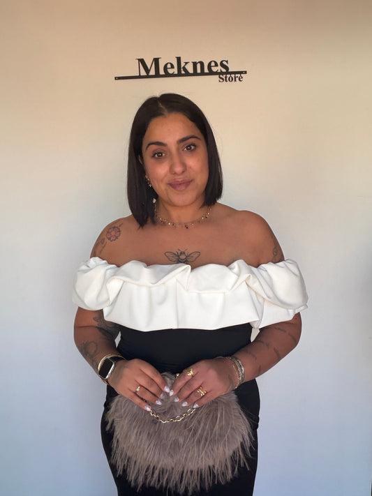 Outfit elegante de evento con vestido negro ajustado y escote blanco palabra de honor