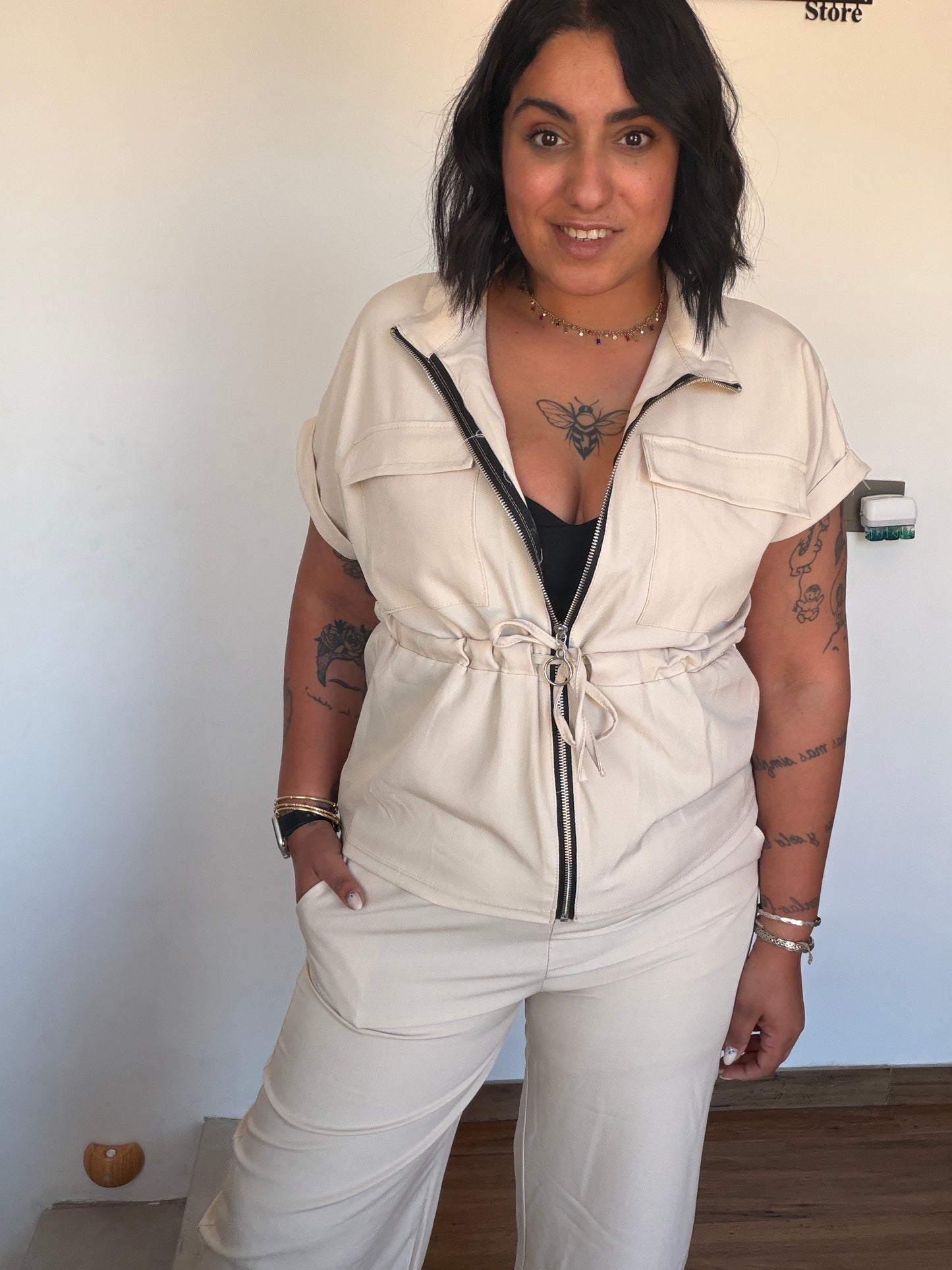 mujer con mono safari abierto