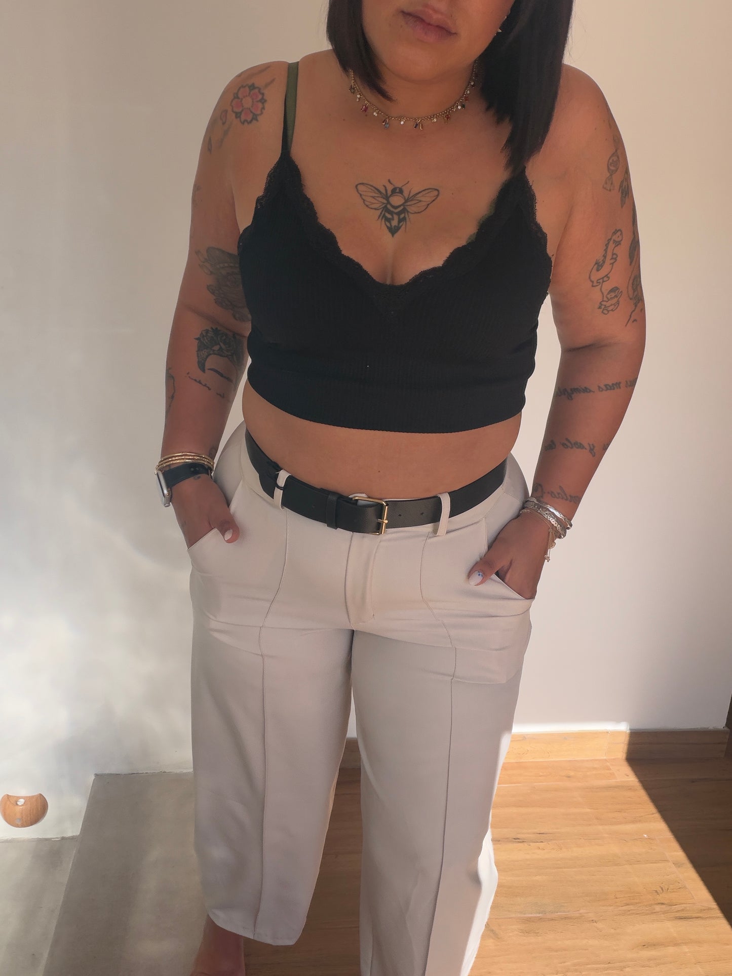 Corte balloon del pantalón Nómada beige con top negro — moda mujer Meknes Store