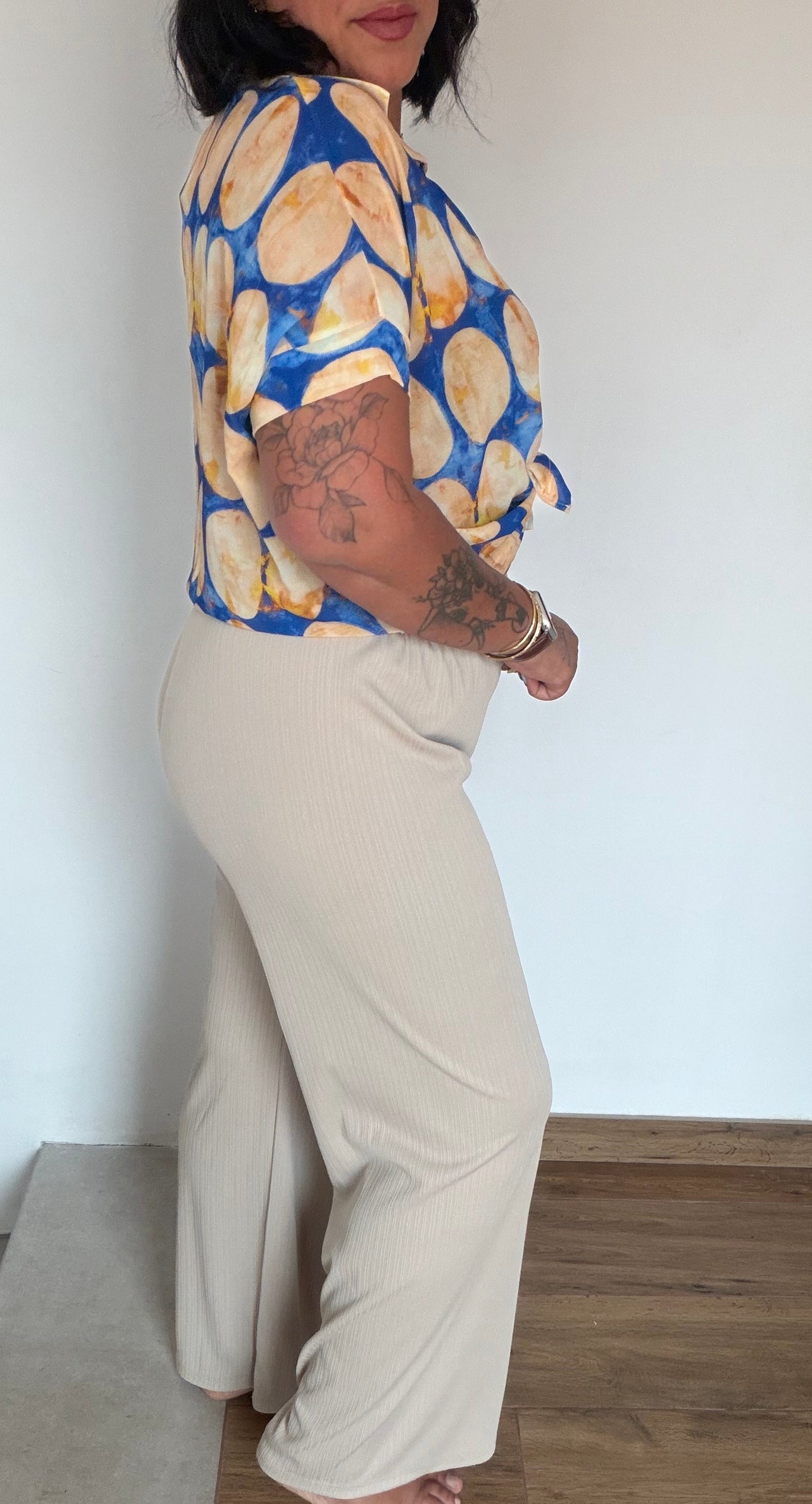 Vista lateral Pantalón Canalé Palazzo beige caída hasta el suelo — Meknes Store
