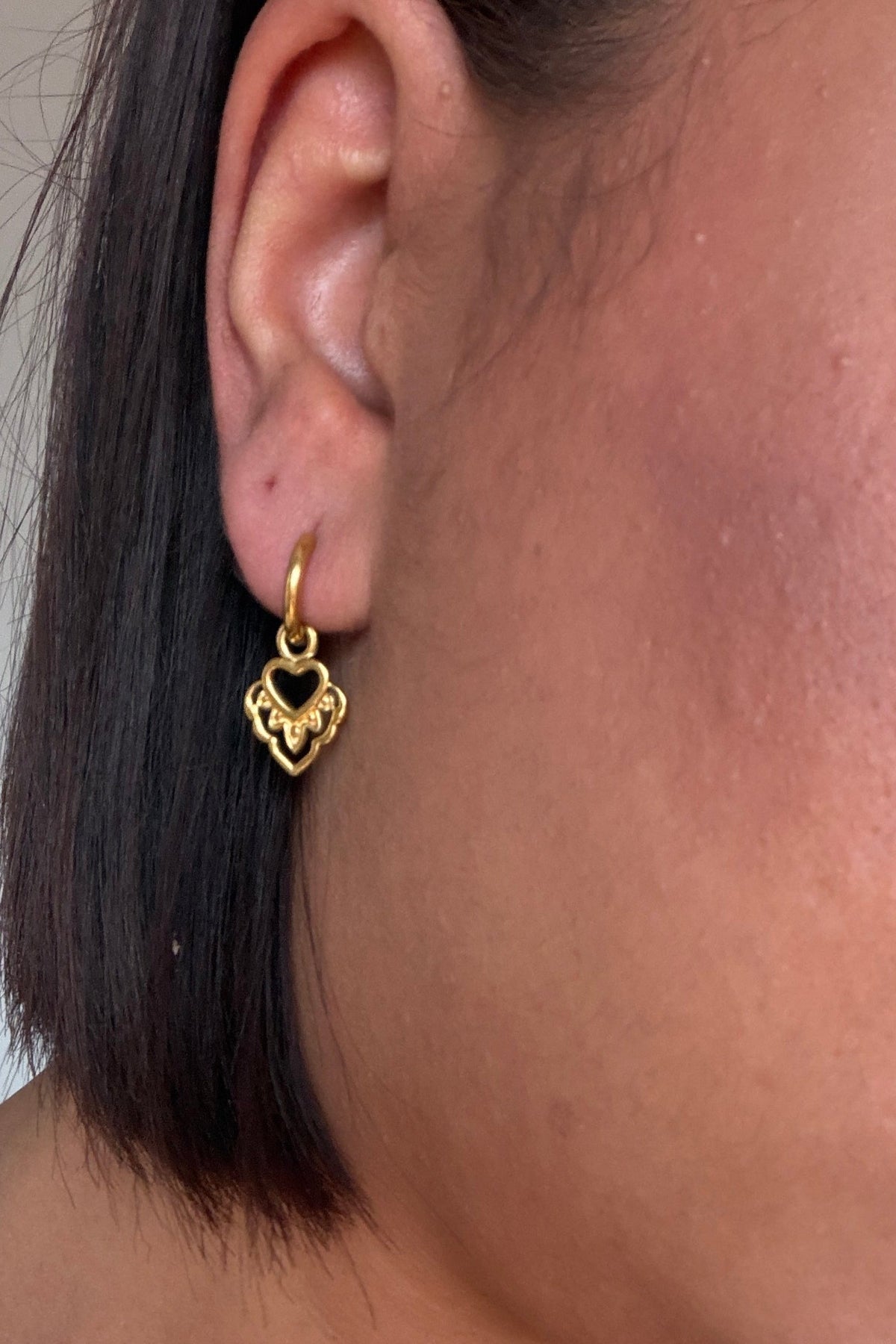 Pendientes de corazón puestos look tendencia mujer joyería hipoalergénica