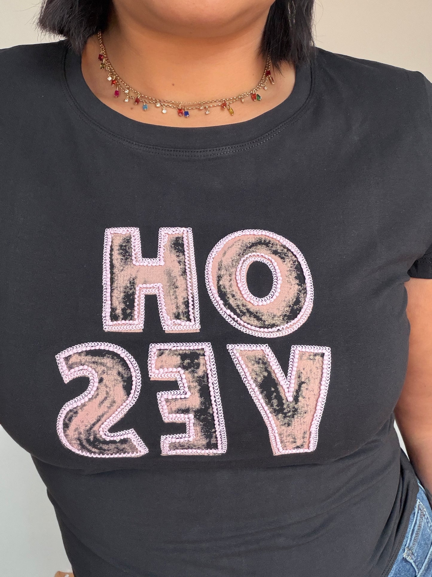 primer-plano-estampado-oh-yes-rosa-camiseta-negra