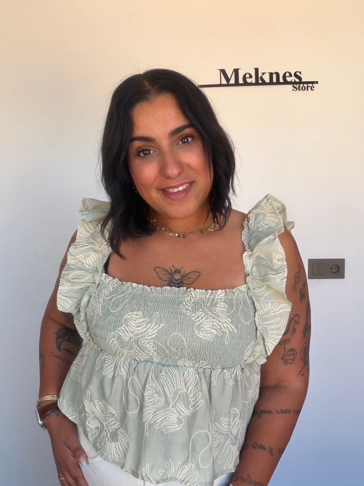 Top Bohème verde sage look completo con vaqueros blancos — Meknes Store