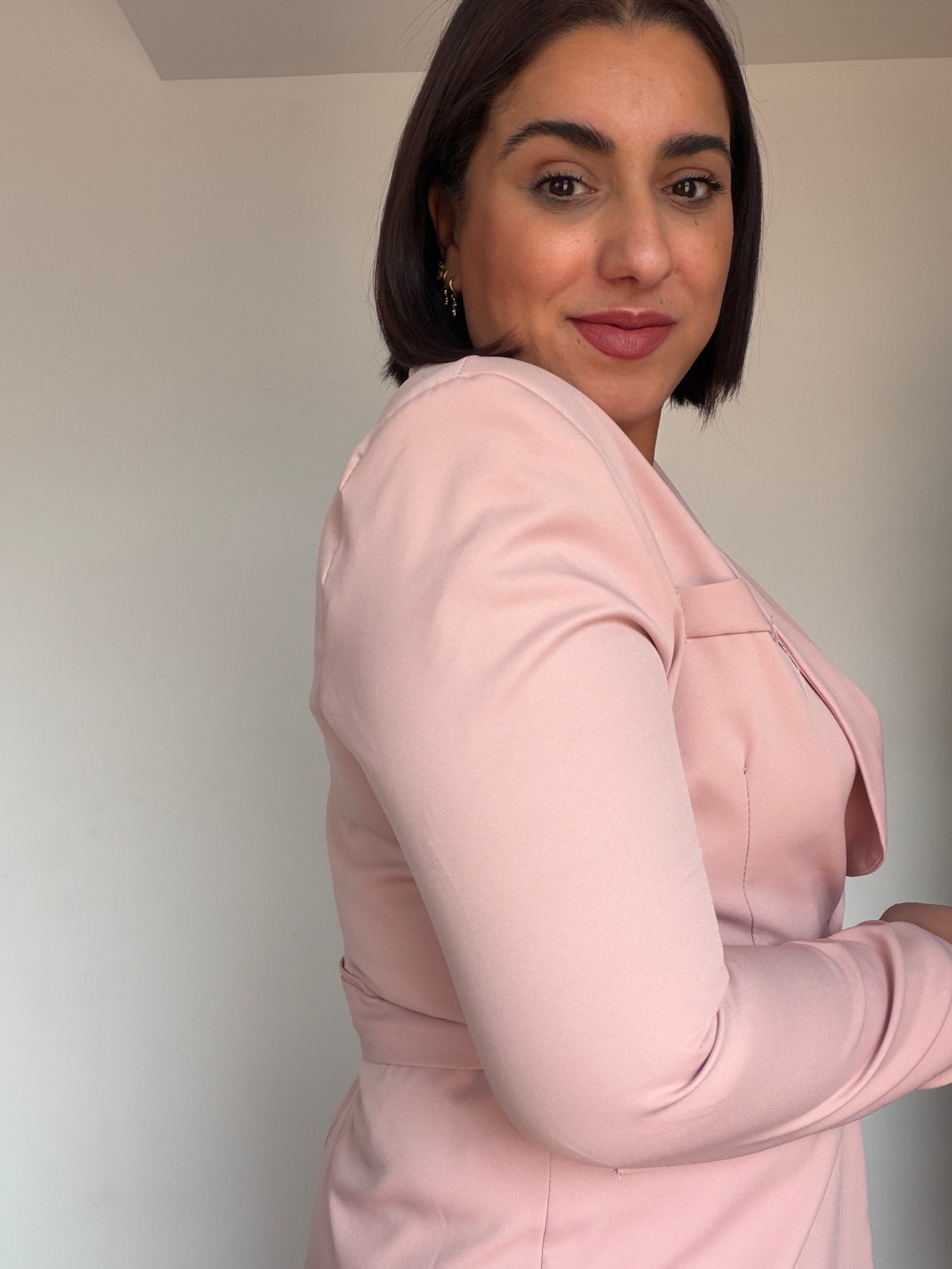 Blazer rosa pastel cruzada con cinturón anudado perfil.