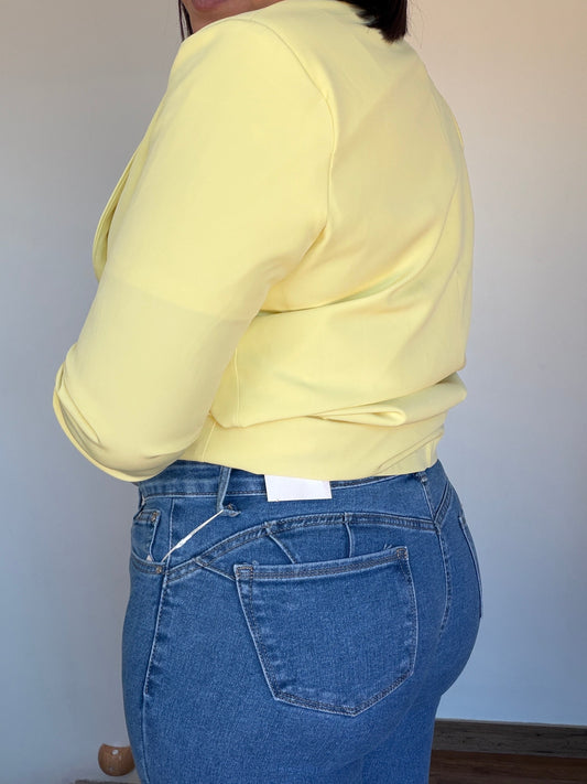 Look con vaquero denim push up azul y blazer amarilla de primavera Meknes