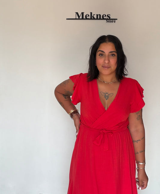 Detalle escote cruzado V y manga volante Vestido Brisa rojo — Meknes Store