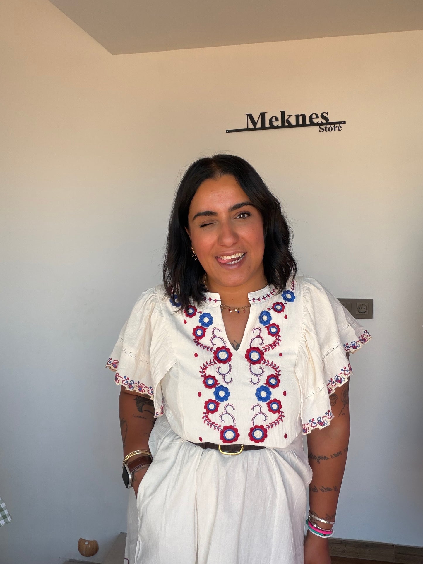 Close up bordado artesanal azul rojo morado Vestido Mykonos blanco — Meknes Store