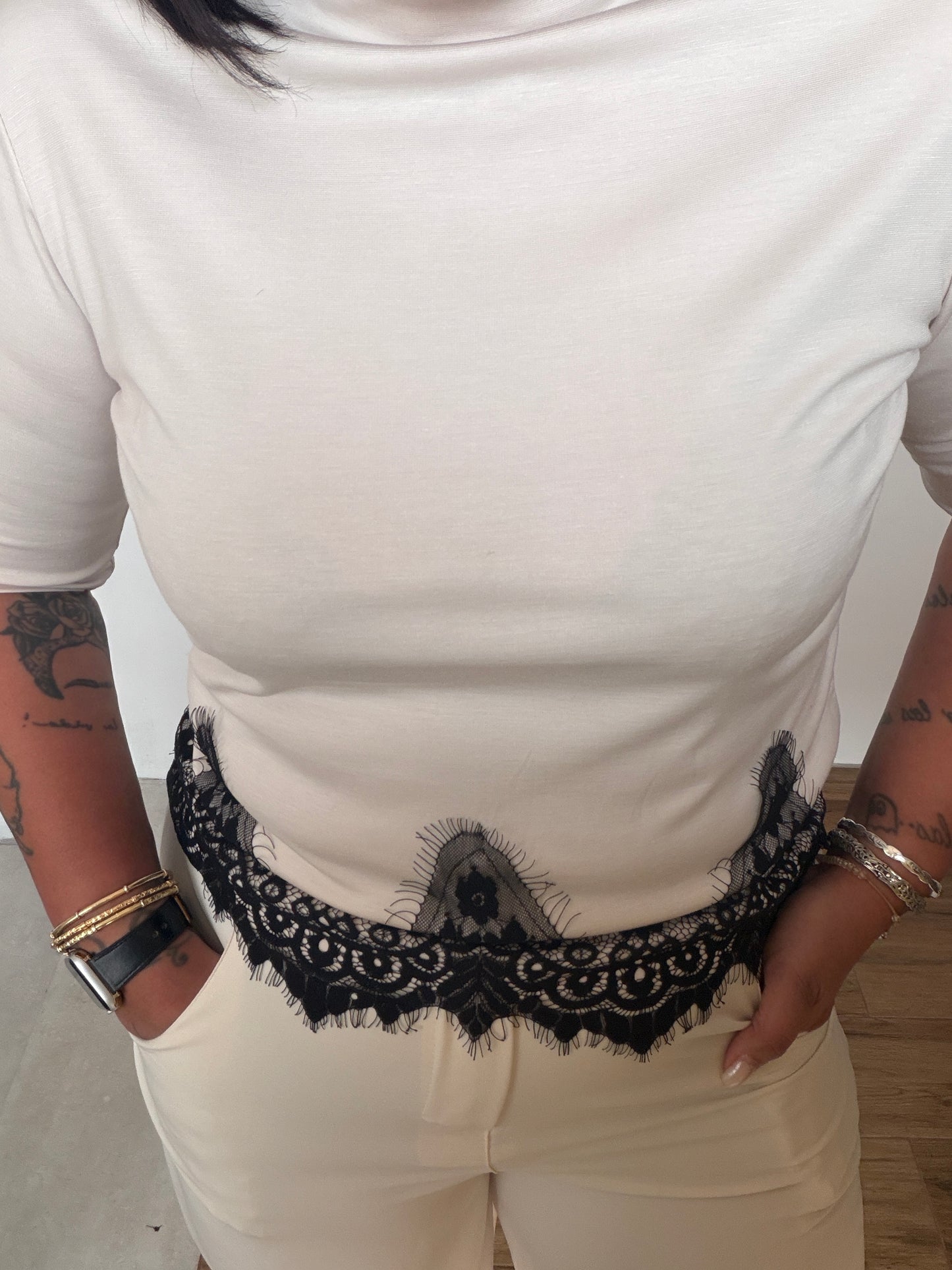 Camiseta Lace Chic - Cuello Perkins & Detalle de Encaje