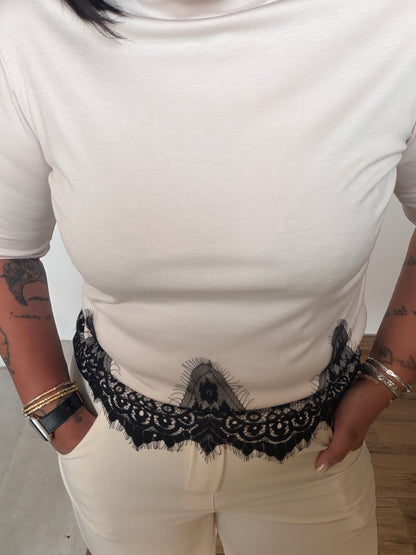 Camiseta Lace Chic - Cuello Perkins & Detalle de Encaje