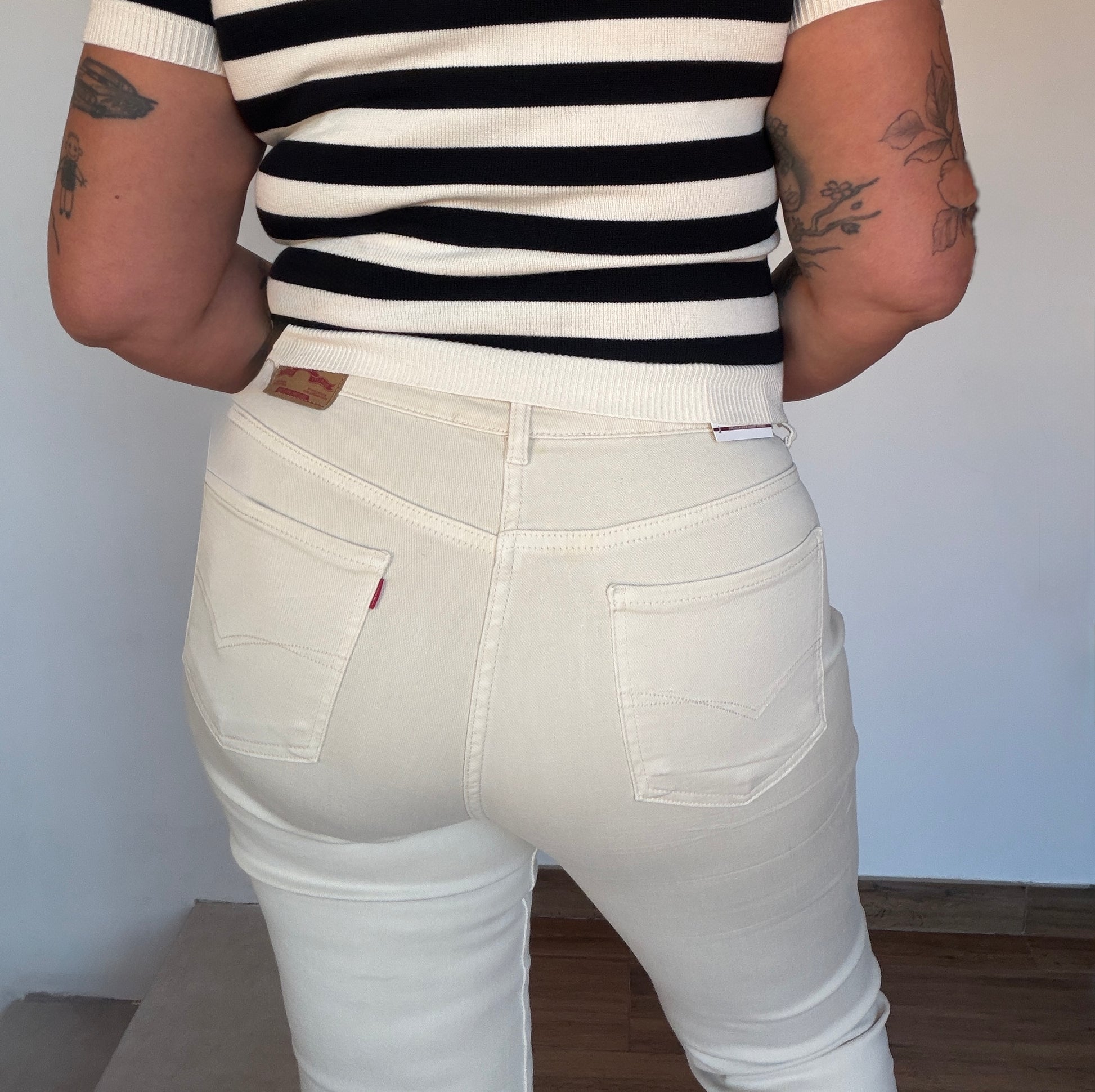 Parte trasera pantalon tiro alto. 