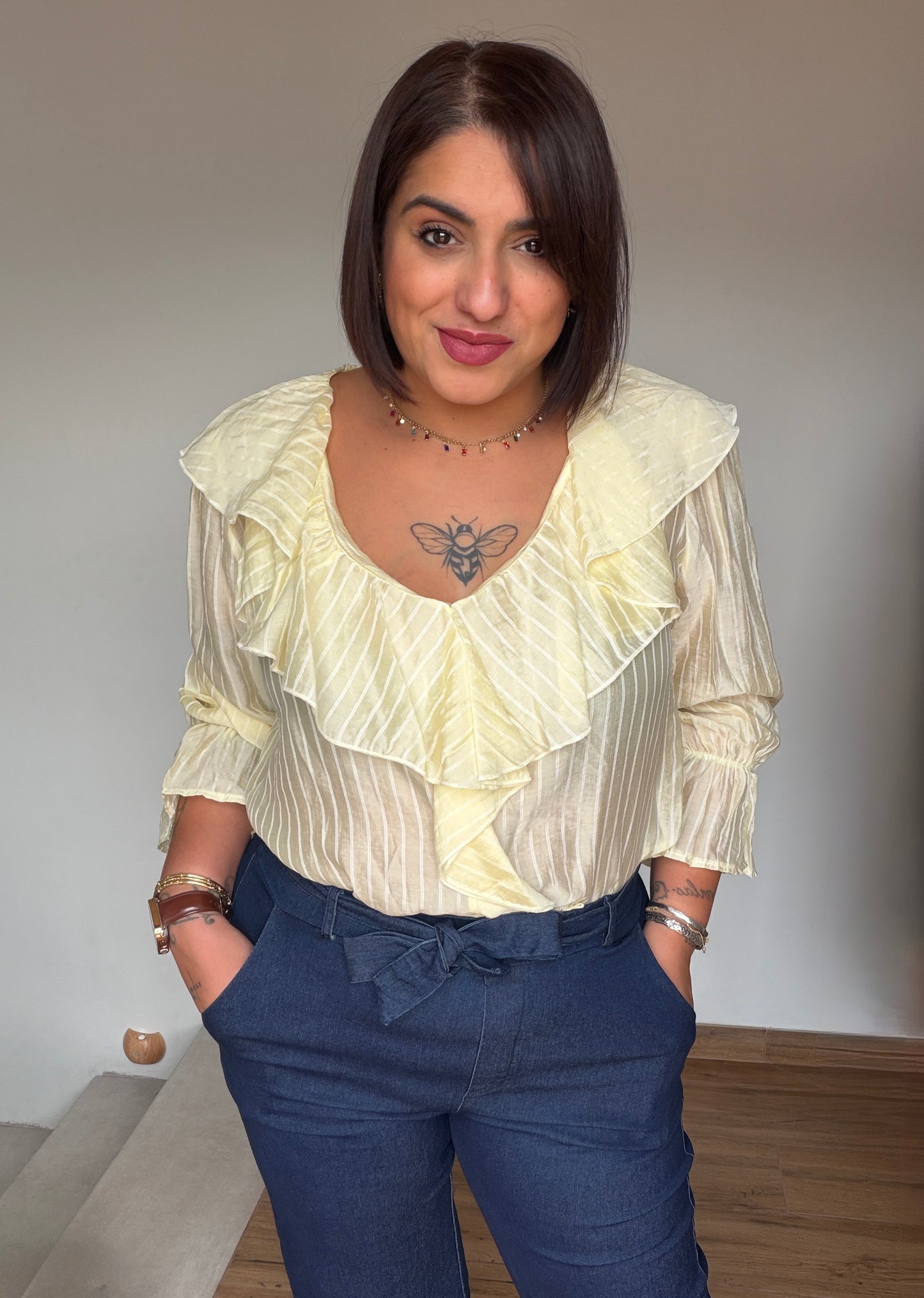 Blusa de Raya Diplomática con Volantes - Talla Única (Hasta 44)