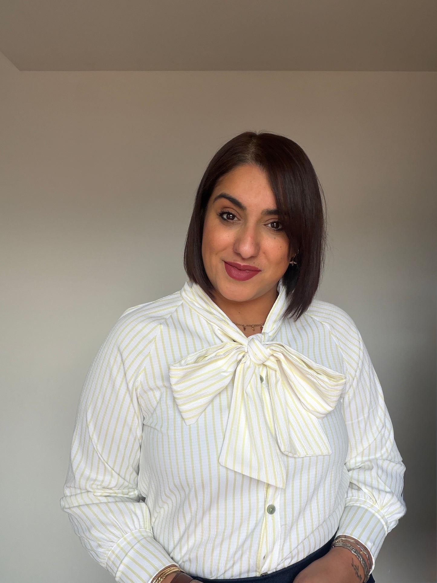 Camisa femenina amarillo con detalle de lazada al cuello Meknes Store.