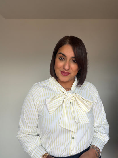 Camisa femenina amarillo con detalle de lazada al cuello Meknes Store.