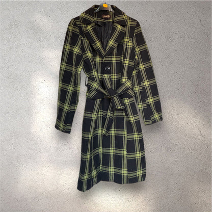 Sugerencia: Parka de Cuadros Estilo Brit – Chaqueta Estructurada (Tallas 36 y 38)