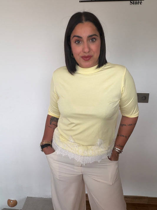 Camiseta Lace Chic - Cuello Perkins & Detalle de Encaje