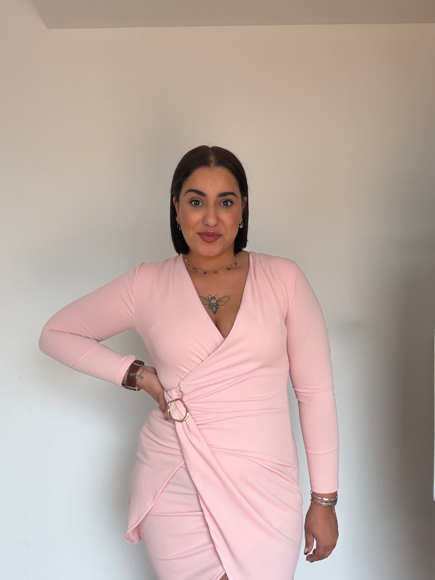 Apertura lateral en falda midi del vestido Aura para mayor movimiento