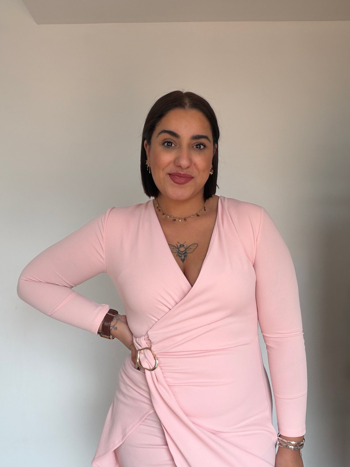 Vista lateral del vestido Aura mostrando el fruncido lateral y efecto moldeador