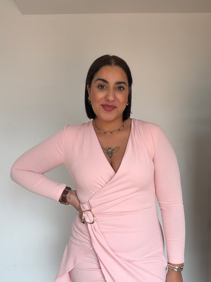 Vista lateral del vestido Aura mostrando el fruncido lateral y efecto moldeador